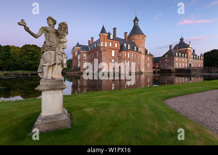 Castello con fossato di Anholt, vicino a Isselburg, Muensterland, Renania settentrionale Vestfalia, Germania Foto Stock