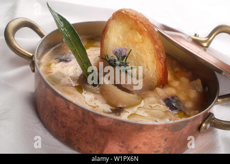 Ricette di cucina italiana la Ribollita, una tradizionale zuppa toscana con pane raffermo, cavolo riccio, cipolla e fagioli. Foto Stock