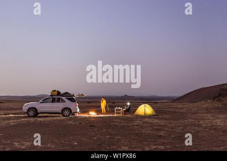 Due uomini camping nelle pianure del Damaraland, Kunene, Namibia Foto Stock