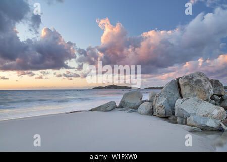 Rocce sulla spiaggia di Pinarellu, est della Corsica, Corsica, Francia meridionale, Francia, Europa meridionale, Europa Foto Stock