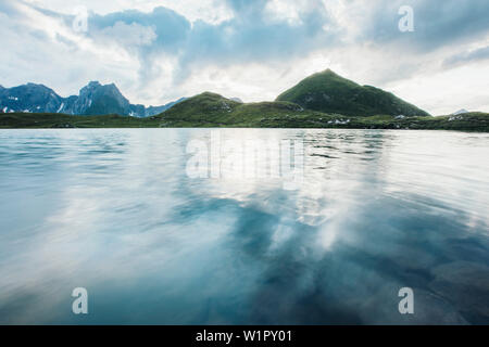 Lago Wisee con panorama di montagna, E5, Alpenüberquerung, seconda fase, Lechtal, Kemptner Hütte a Memminger Hütte, Tirolo, Austria, Alpi Foto Stock