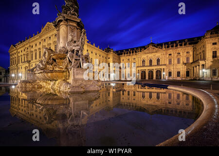 Patrimonio Mondiale UNESCO Wuerzburg residence di notte, palace, Wuerzburg, Frankonia, Baviera, Germania Foto Stock