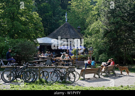 Kleines Hofbraeuhaus, Beergarden per i proprietari di cani, Northern Englischer Garten Monaco di Baviera, Germania Foto Stock