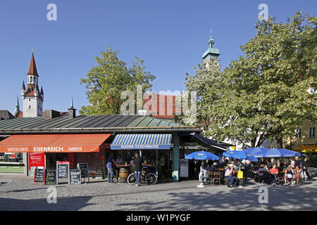 Viktualienmarkt e i campanili della città vecchia e Heilig-Geist-chiesa, Monaco di Baviera, Baviera, Baviera, Germania Foto Stock