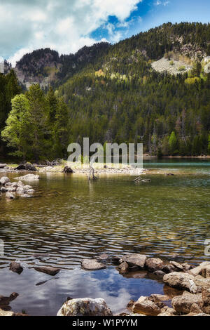 La bellissima Aigüestortes i Estany de Sant Maurici Parco Nazionale dei Pirenei spagnoli in Catalogna Foto Stock