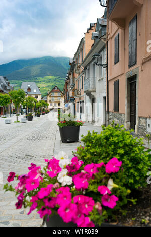 Vielha è il principale centro della Val d'Aran Foto Stock