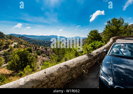 Le donne con un convertibile in montagna vicino a Arta, Maiorca, isole Baleari, Spagna Foto Stock