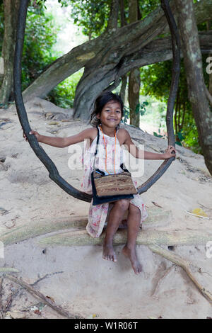 Ragazza cambogiana per motivi di Bantasrei tempio di Angkor Wat, Sieam Reap, Cambogia Foto Stock