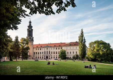 Patrimonio Mondiale UNESCO di Weimar classica, persone picknicking davanti alla città castello, Weimar, Turingia, Germania Foto Stock