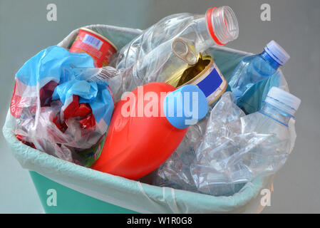 Raccoglitore pieno di rifiuti di plastica. Foto Stock