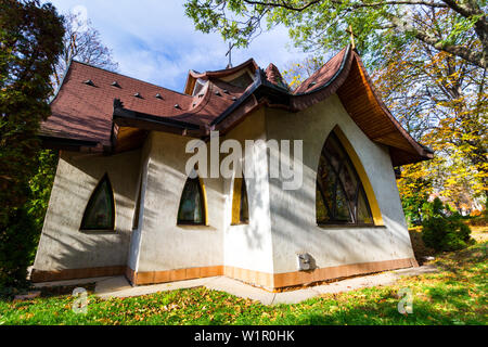 Moderna Cappella dell'ospedale in Sopron, Ungheria. Costruito nel 1992 nel giardino botanico dell'ospedale della città. Foto Stock