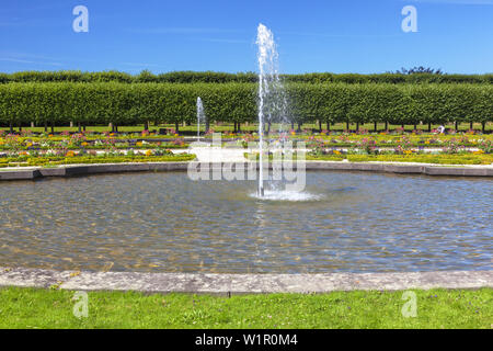 Fontana nel parco del castello di Augustusburg in Bruehl, Valle del Medio Reno, Renania settentrionale-Vestfalia, Germania, Europa Foto Stock