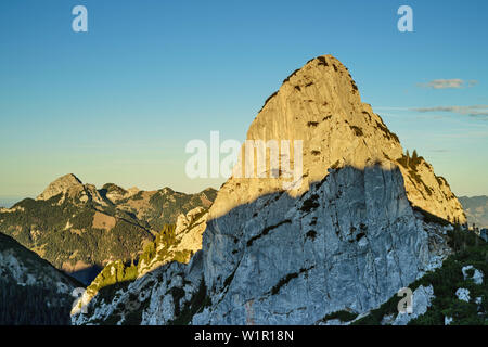 Di roccia del Ruchenkoepfe con Wendelstein in background, Ruchenkoepfe, area di Spitzing, montagne Mangfall, Alpi Bavaresi, Alta Baviera, Baviera, Ger Foto Stock