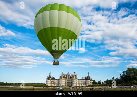 Castello di Chambord e mongolfiera, facciata nord, Sito Patrimonio Mondiale dell'UNESCO, Chambord, Loire, Dipartimento Loire et Cher, Regione centrale, Francia Foto Stock