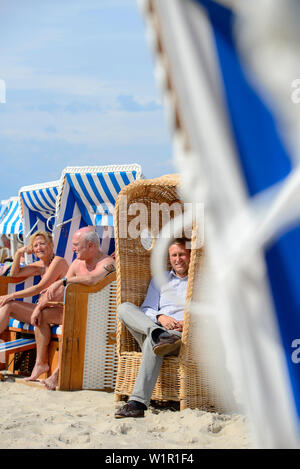 Andres Bartelmann, discendente dell'inventore Wilhelm Bartelmann della spiaggia cesto con la replica originale di uno dei primi modelli, Kühlungsborn, O Foto Stock