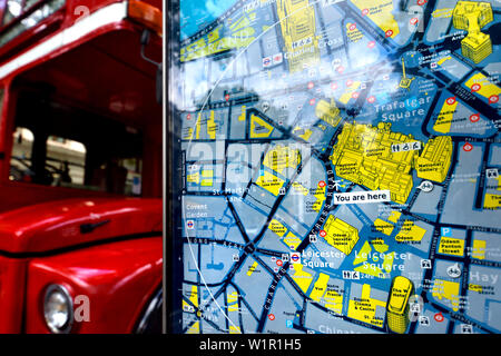 Londra, Inghilterra, Regno Unito. Mappa Turistica nella zona centrale di Londra "Siete qui' e bus rosso a due piani Foto Stock