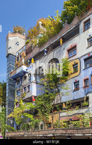 Edificio famoso Hundertwasserhaus di Friedensreich Hundertwasser e Josef Krawina a Vienna, l'Austria orientale, Austria, Europa Foto Stock
