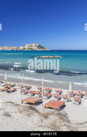 Vista dalla spiaggia alla cittadella di Calvi, in Corsica, Francia meridionale, Francia, Europa meridionale Foto Stock