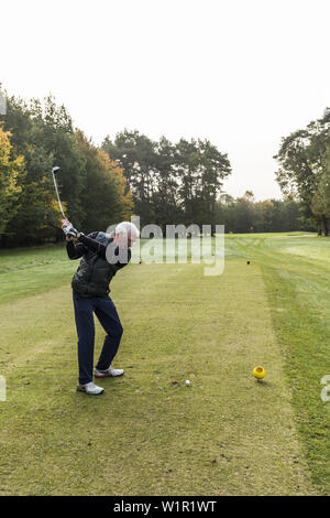 Giocatore di golf di rinvio off su di un campo da golf vicino ad Amburgo, Germania settentrionale, Germania Foto Stock