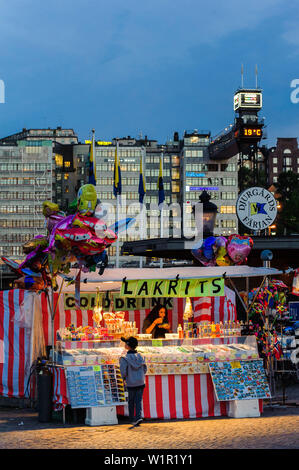 Vista di Soedermalm, candy stand in primo piano, Stoccolma, Svezia Foto Stock