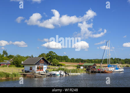 Vista da Baabe Bollwerk di barche e case di Moritzdorf, Baltico resort Baabe, Isola di Ruegen, Moenchgut, Mar Baltico, Meclemburgo Pomer Foto Stock