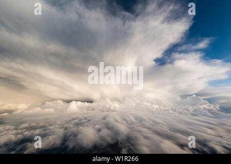 Grandangolari foto di un enorme cumulonimbus cloud, Baviera, Germania Foto Stock