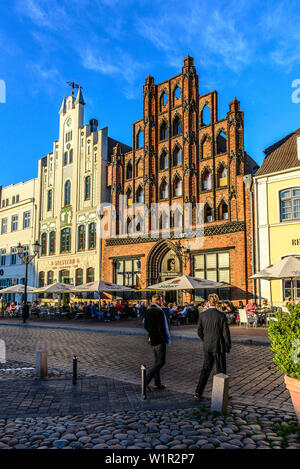 Ristorante Alter Schwede sulla Marktplatz, Wismar, Ostseeküste, Meclemburgo-Pomerania, Germania Foto Stock