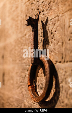 Il vecchio cavallo di ferro tirante ad anello nel muro, Firenze, Italia, Toscana, Europa Foto Stock