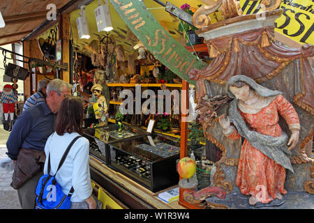 Vicolo di shopping in Auer Dult, Monaco di Baviera, Germania Foto Stock