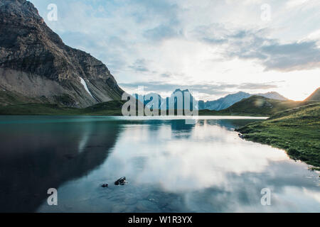 Lago Wisee con panorama di montagna in atmosfera serale, E5, Alpenüberquerung, seconda fase, Lechtal, Kemptner Hütte a Memminger Hütte, Tirolo, Austria, Alpi Foto Stock