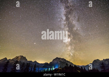 Nightsky con via lattea sopra Watzmann e Hochkalter, da Toter Mann, sulle Alpi di Berchtesgaden, Alta Baviera, Baviera, Germania Foto Stock