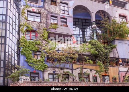 Edificio famoso Hundertwasserhaus di Friedensreich Hundertwasser e Josef Krawina a Vienna, l'Austria orientale, Austria, Europa Foto Stock