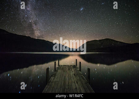 Kerr Baia di notte, il Lago Rotoiti, riflesso di stelle in riva al lago, Nelson Lakes National Park, Isola del Sud, Nuova Zelanda, Oceania Foto Stock