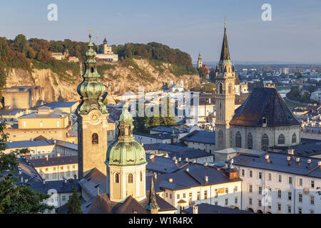 Vista dalla fortezza di Hohensalzburg sulla storica città vecchia con la chiesa collegiata di San Pietro e la chiesa Franziskaner, Salisburgo, Austria, Europa Foto Stock