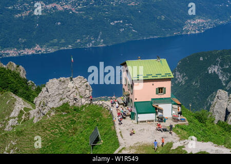 Capanna rifugio Rosalba e lago di Como, dalla Grignetta, Grigna, Bergamasque Alpi, Lombardia, Italia Foto Stock
