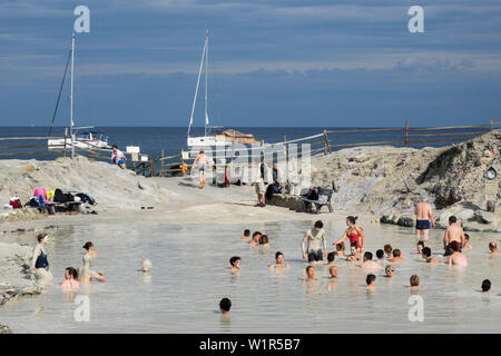 Le persone che lo zolfo bagno di fango, isola di Vulcano, Isole Eolie, isole Lipari, Mar Tirreno, il Mar Mediterraneo, l'Italia, Europa Foto Stock