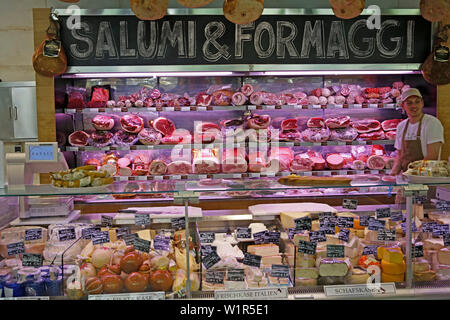Salumi e formaggi contatore a Eataly deli italiano shopping mall, Schrannenhalle, Viktualienmarkt, Monaco di Baviera, Baviera, Baviera, Germania Foto Stock