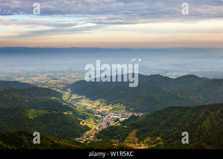 Vista da Belchen oltre l'Muenstertal nella valle del Reno e i Vosgi e la Foresta Nera, Baden-Wuerttemberg, Germania Foto Stock
