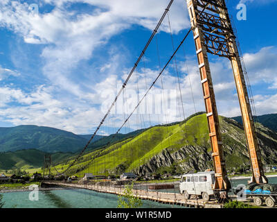 Sospensione in legno ponte stradale sul fiume Katun, Tyungur, Altai, Siberia, Russia Foto Stock