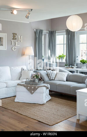 Nordico moderno Soggiorno nella casa di famiglia con il bianco e il grigio mobili e pavimento in legno, Korbach, Hesse, Germania, Europa Foto Stock