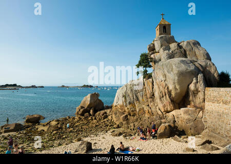 La spiaggia e la cappella sulle rocce, Port Blanc, Côte de Granit Rose, Cotes d'Armor Bretagna, Francia Foto Stock