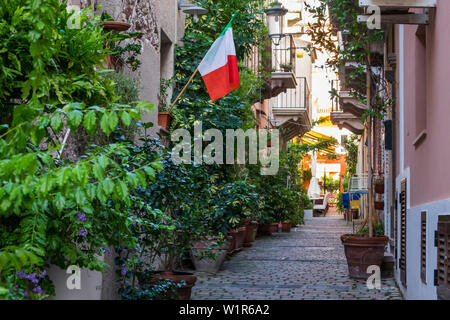 Vicolo stretto nella cittadina Lipari, Isola di Lipari, Isole Eolie, isole Lipari, Mar Tirreno, il Mar Mediterraneo, l'Italia, Europa Foto Stock