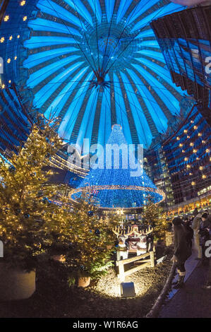 Mercatino di Natale al Sony Center di Potsdamer Platz, Berlin Foto Stock
