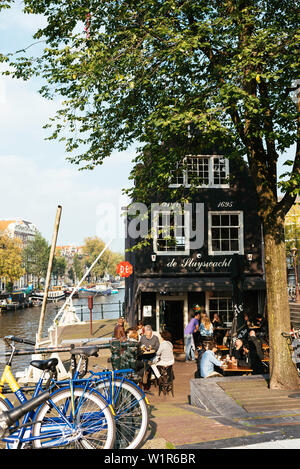 Uno dei tipici bruin café, che sono più di un bar di un Cafe, il disallineamento Cafe de Sluyswacht, Amsterdam, Paesi Bassi, Europa Foto Stock