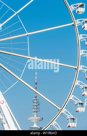 La torre della televisione visto attraverso la ruota panoramica Ferris presso la fiera Dom, Amburgo, Germania Foto Stock