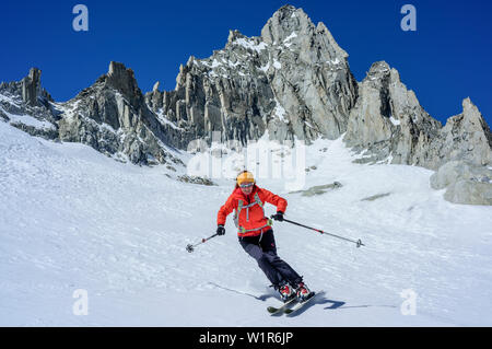 Donna sci backcountry discendente dalla Cima Presanella, Presanella, Adamello, Trentino, Italia Foto Stock