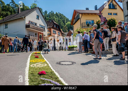 Il Corpus Domini, la festa della processione del Corpus Domini, tappeto di fiori, Sipplingen, Lago di Costanza, Baden-Wuerttemberg, Germania, Europa Foto Stock