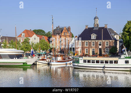 Alte Waage nel centro storico della città dal porto di Leer, Frisia orientale, Friesland, Bassa Sassonia, Germania settentrionale, Germania, Europa Foto Stock