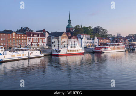 Porto e chiesa in Kappeln, costa baltica, Schleswig-Holstein, Germania settentrionale, Germania, Europa Foto Stock