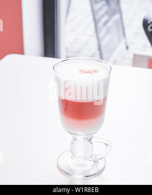 Caffè Latte in vetro con grande schiuma bianca. Foto Stock